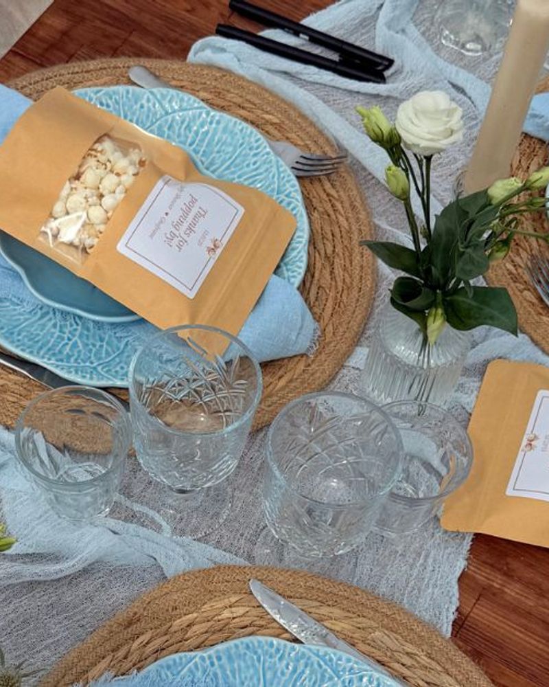 Tafelsetting met originele babyshower cadeau's en decoraties voor een feestelijke bijeenkomst.