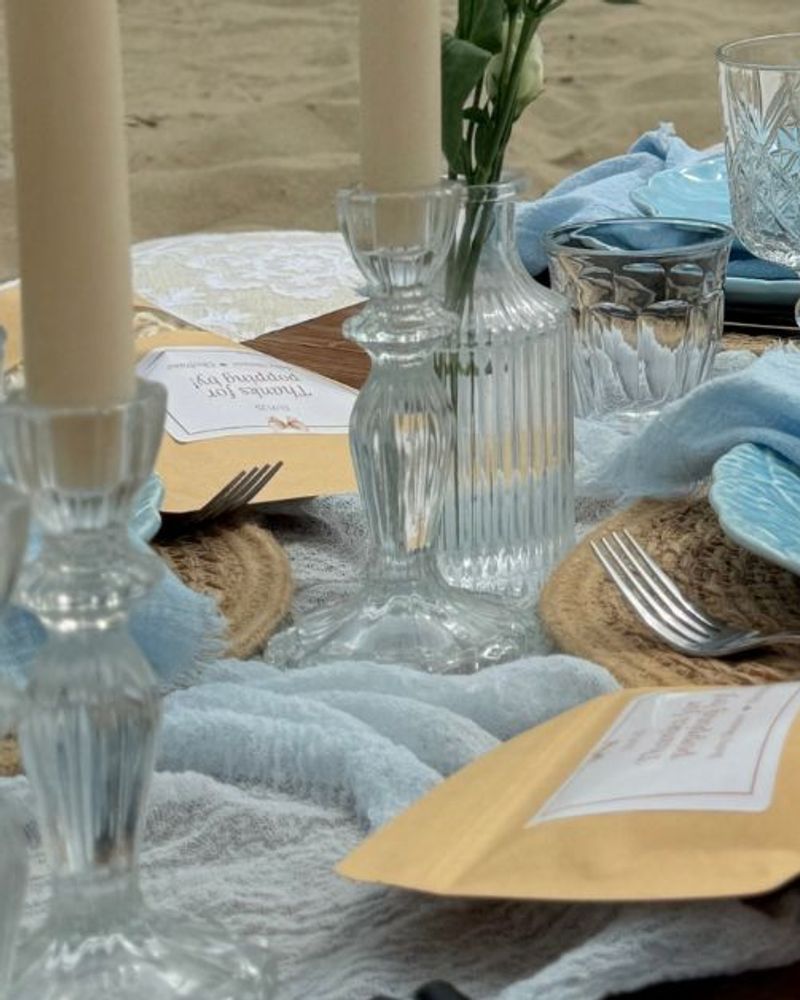 Zo maak je de babyshower écht persoonlijk: sfeervol gedekte tafel met servies en cadeautjes.