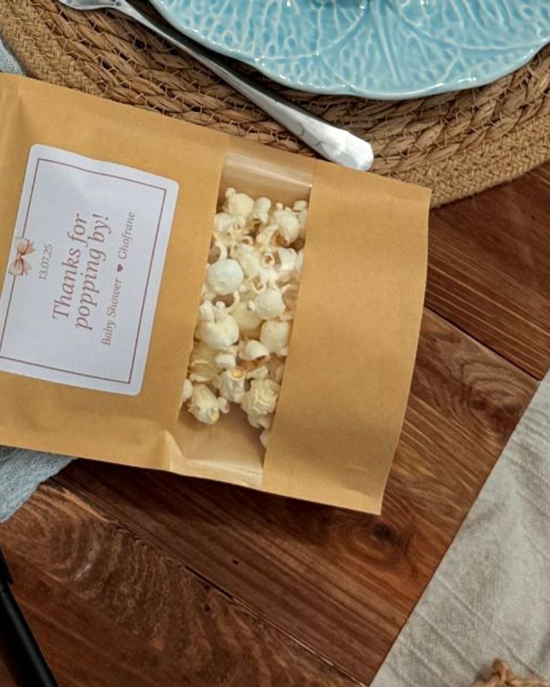 Babyshower activiteiten: de leukste spellen en tips met popcorn en feestdecoraties op een tafel.